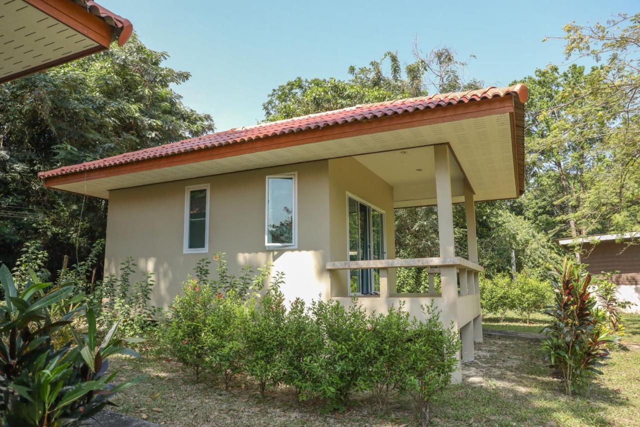 Baansukjai Bungalows Ranong Exterior photo